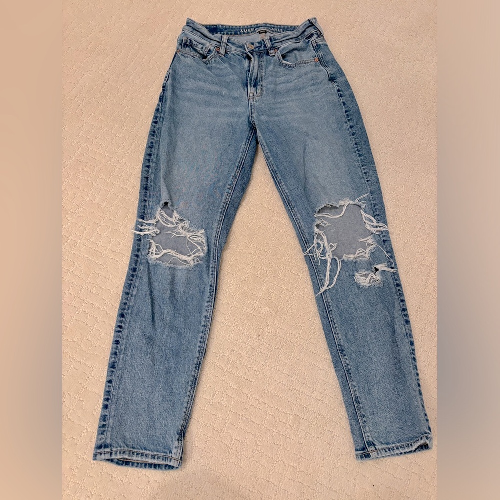 American Eagle Strigid Curvy Ripped Mom Jean